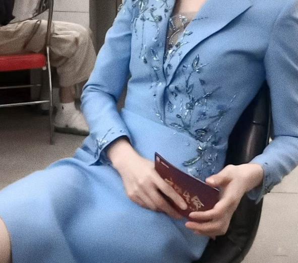 央视最美主持人李红衣品超好穿西装裙放肆秀身材气质不输董卿