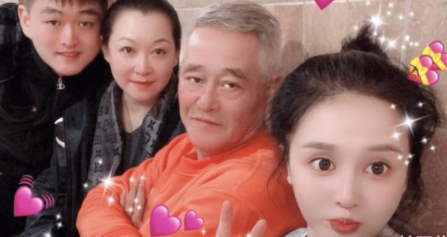 赵本山老婆罕见露面,气质儒雅又年轻,但真人其实很一般!