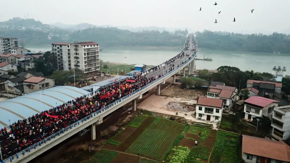 12月23日,对生活在嘉陵区李渡镇嘉陵江两岸的群众来说,是个值得庆祝的