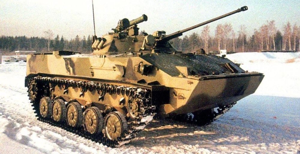 安装有bmp-2炮塔的bmd-3空降战车.