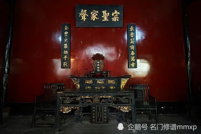 百代孝慈山仰泰 下联:万年支派水流东 上联:祖德流芳思木本 下联:宗