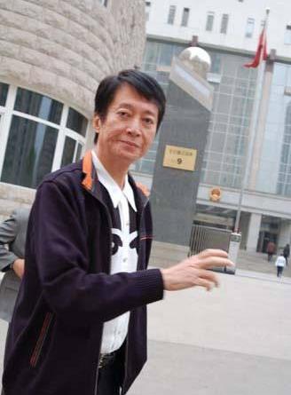 他是香港影坛第一恶人,与邓光荣是同学,70岁和母亲相依为命!