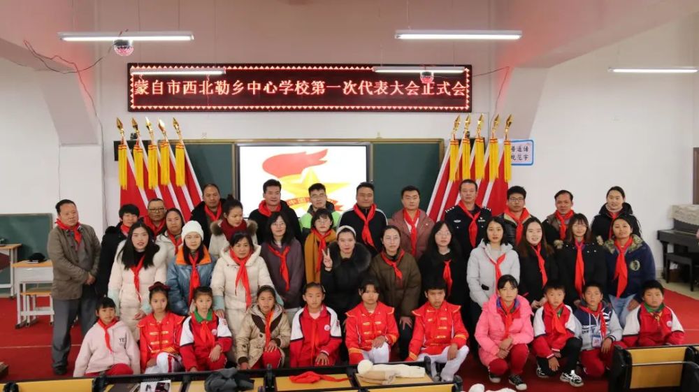 蒙自市教体局副局长张燕,冷泉镇党委委员副镇长李骁伦,冷泉镇中心学校