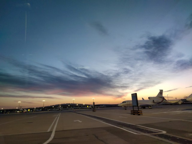 首都机场的清晨,太阳刚刚升起,天边的云彩和阳光形成美丽的画面!