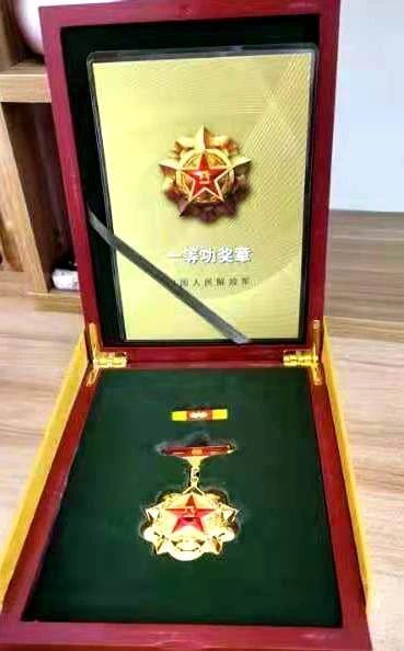 龙门姑娘张娜获颁中国人民解放军一等功奖章