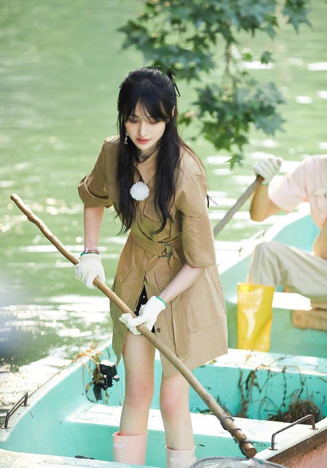郑爽绝美古装霸屏!一袭蓝色长裙美得像仙女,神仙颜值真藏不住了.