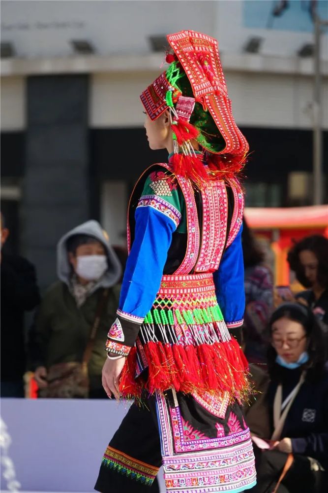 彝族刺绣走上t台,石屏民族风炫彩亮相!