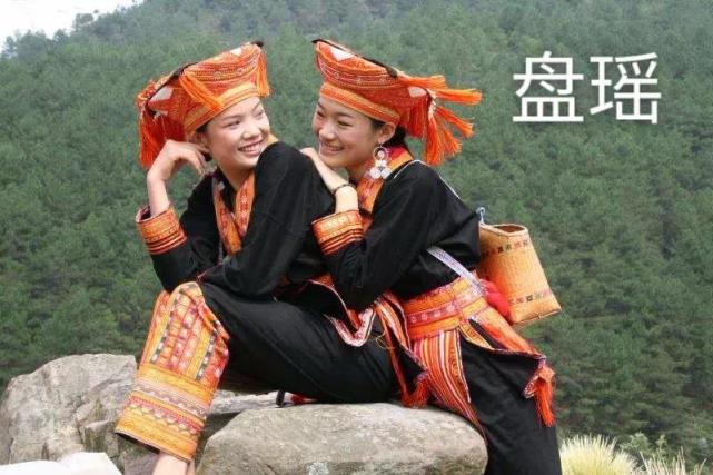 "金秀5个瑶族支系文化语言各不相同,各种服饰有36种之多,各具特色.
