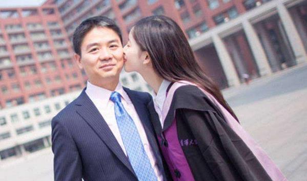 刘强东12岁儿子,章泽天称其为"少爷",坐拥百亿生母却是个谜!