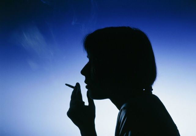 别人给你发烟,不想抽,别说"我不抽",懂得三点有面子不