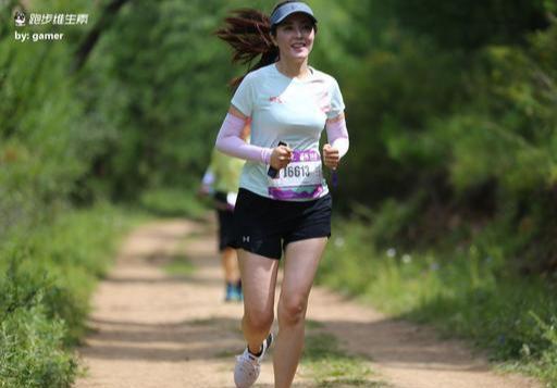 44岁曾黎不愧是最美校花!一袭运动装大秀细腰长腿,跑马拉松超美.