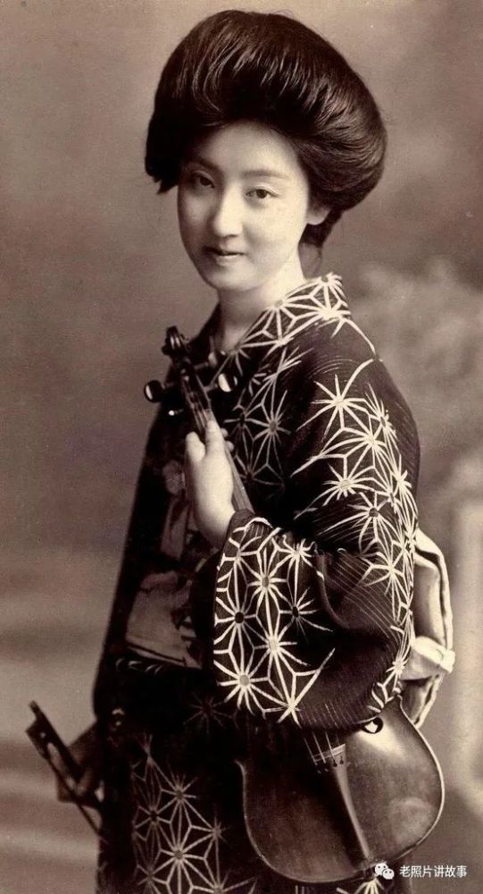 老照片|1910年代日本的一名艺伎