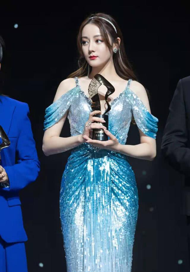 迪丽热巴穿薄荷绿长裙现身v领透视大秀凹凸身材美成人间性感尤物
