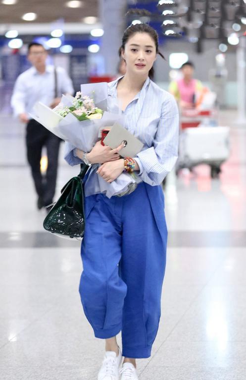 蒋欣示范早秋穿搭,穿衬衫配纸袋裤藏肉又时尚,微胖女人该学习了!