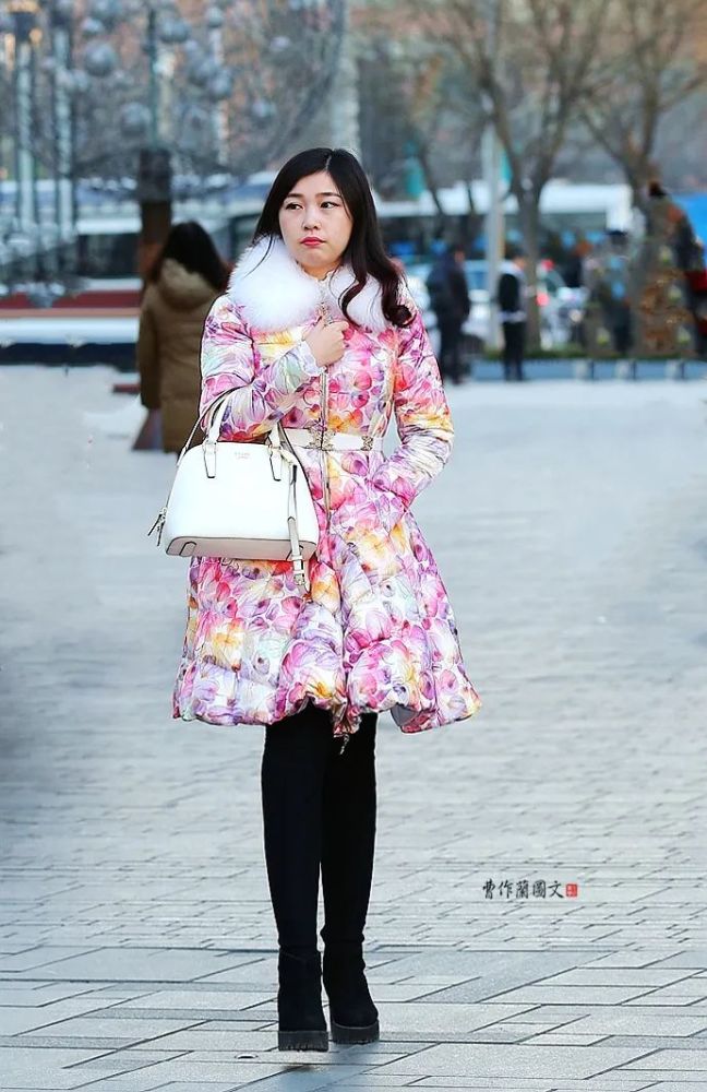 街拍:给冬装添一条腰带的美女