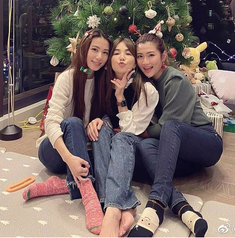 田馥甄晒she圣诞合照,三姐妹玩的不亦乐乎,岁月在美女