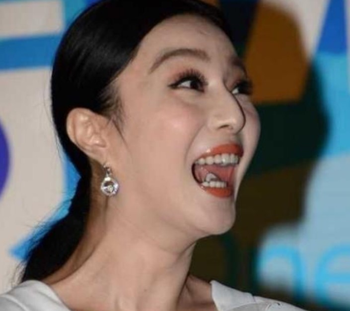 明星们的尴尬照片,范爷你这是遇到啥事了,竟然能这么的开心