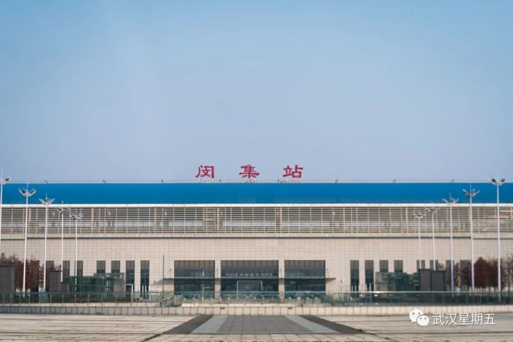 汉孝城际列车呼啸而过 天河机场站到闵集站只需10分钟.