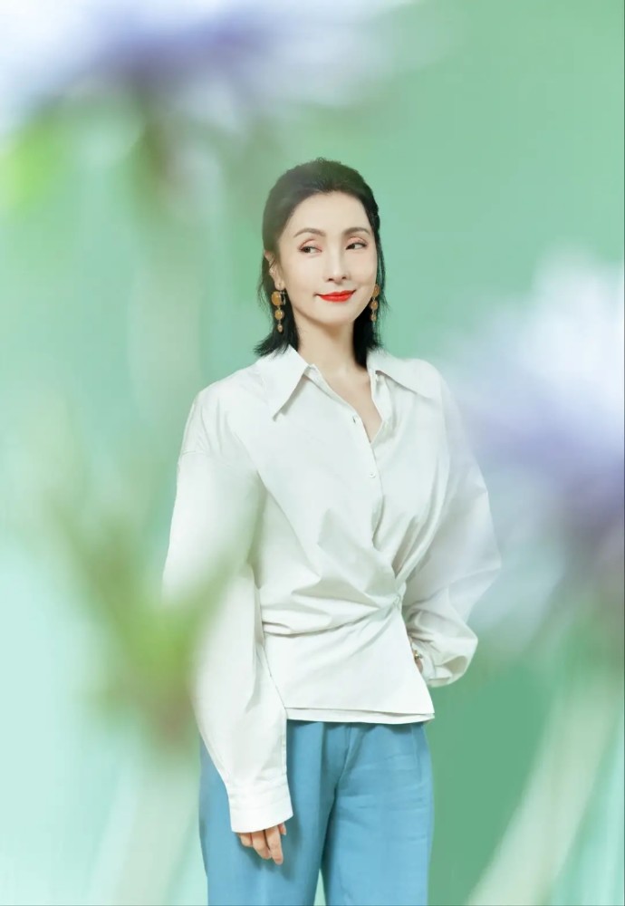 看48岁"小龙女"陶虹如何穿出少女气质,时尚简约,尽显女性魅力