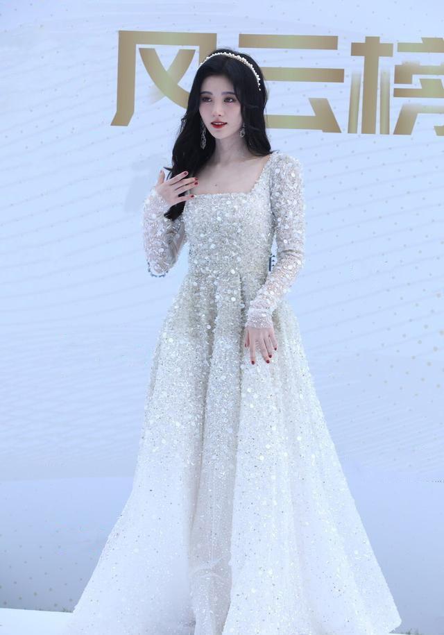 被鞠婧祎惊艳到了!穿衬衫裙后腰挖个洞,小秀"黄蜂腰"太撩人!