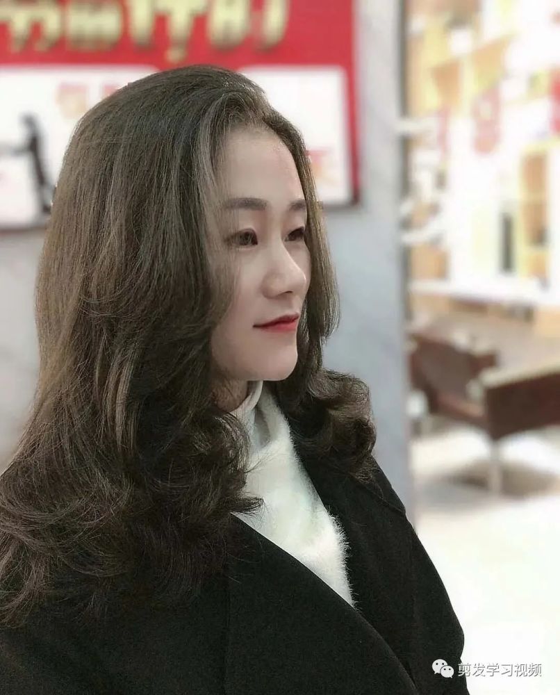 中长发的妹子秋冬一定要烫一烫头发, 会让你看起来更又时尚感.