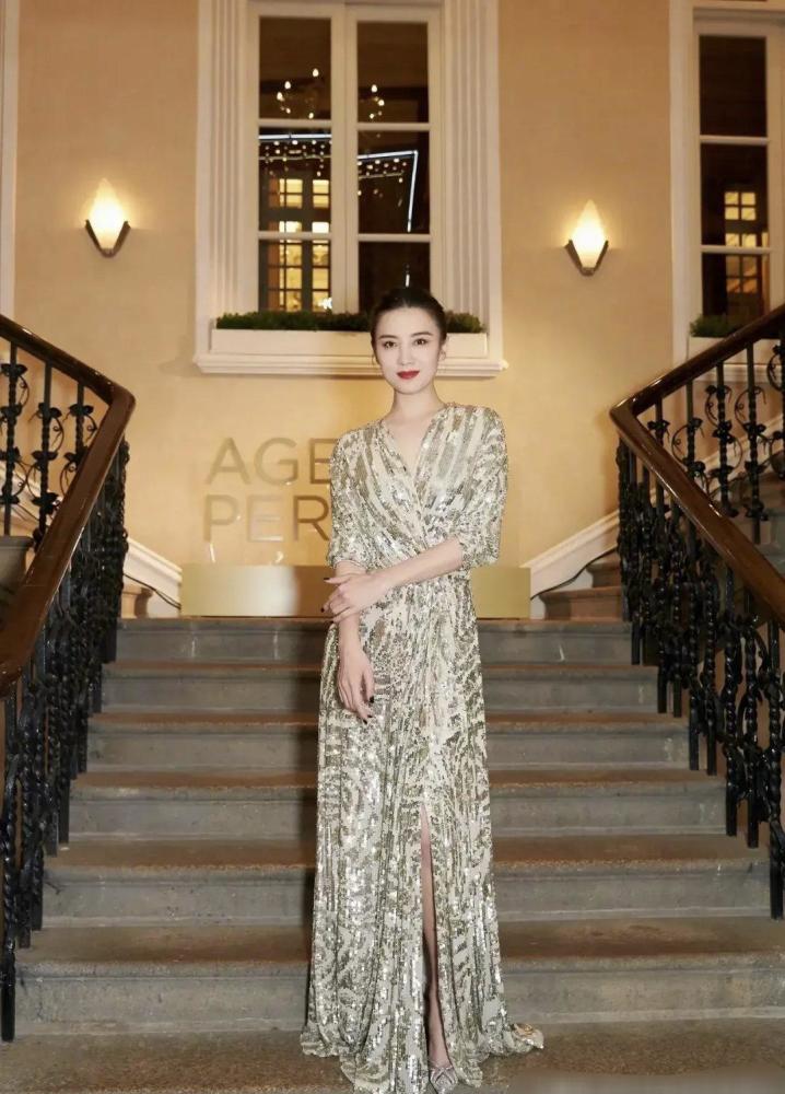 宋佳金色高开衩礼服尽显气质,搭配精致盘发,展现贵族大小姐风范