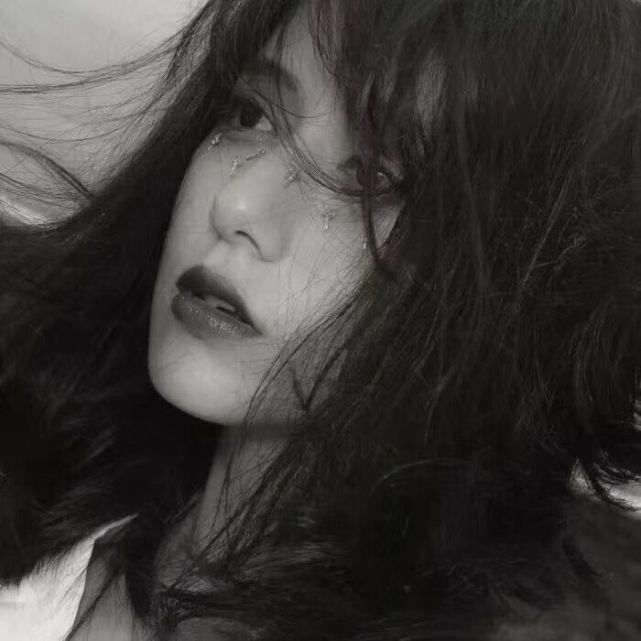 黑白色调高级感女生头像