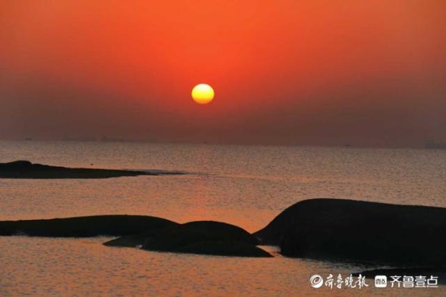 情报站|日照灯塔公园旭日红艳,朝霞漫天迎接初升的太阳