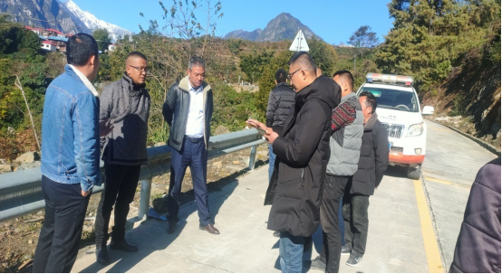 林芝市交运局方波在墨脱县视察在建农村公路项目进度