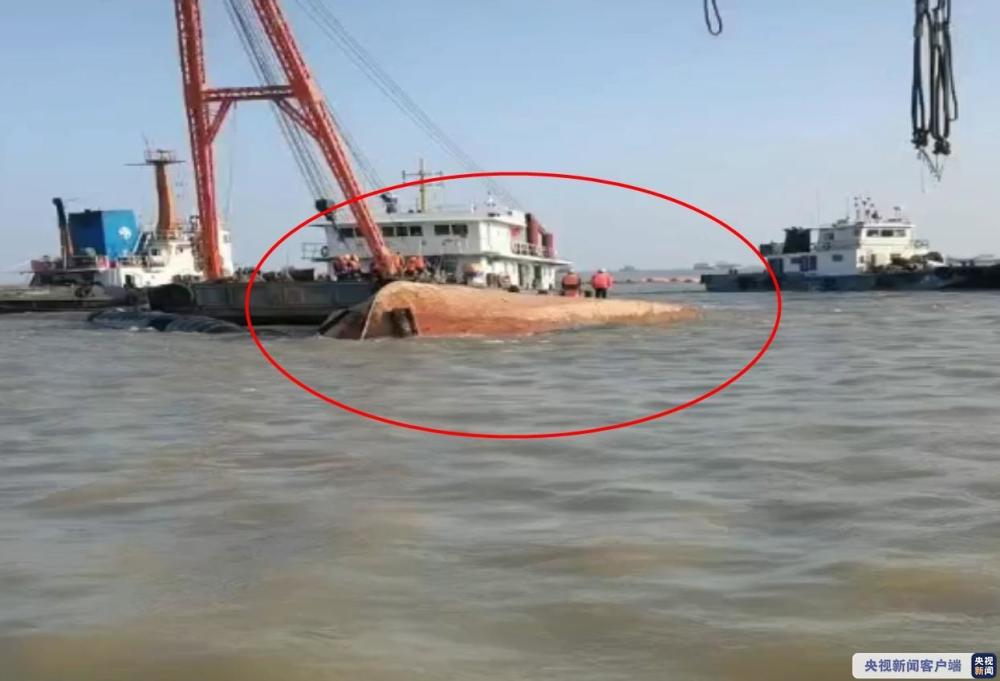江苏一工程船翻扣致2人死亡1人失踪 搜救工作仍在进行中