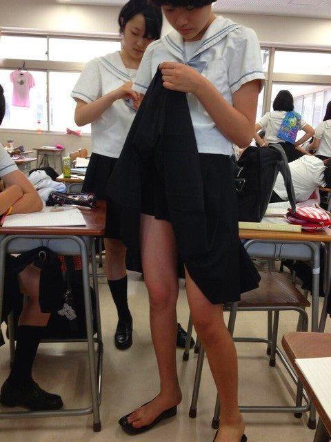 日本学校公开检查当男生面检查女生内衣颜色只能穿白色的