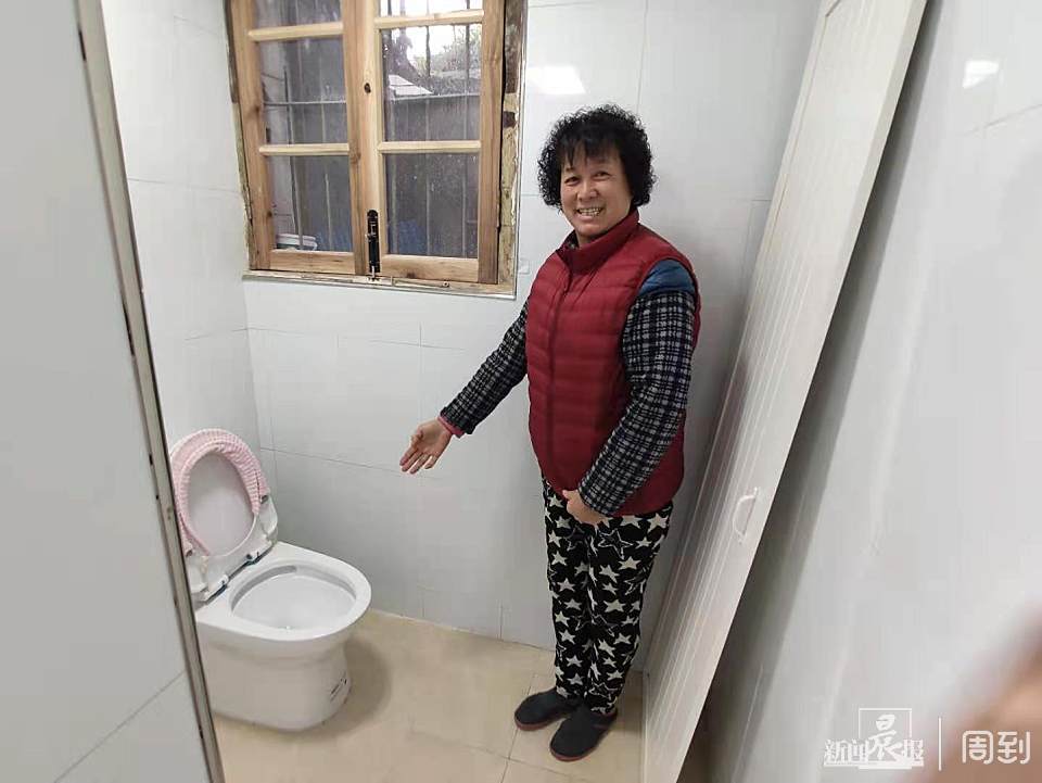 黄浦百年老房居民正在和手拎马桶说拜拜