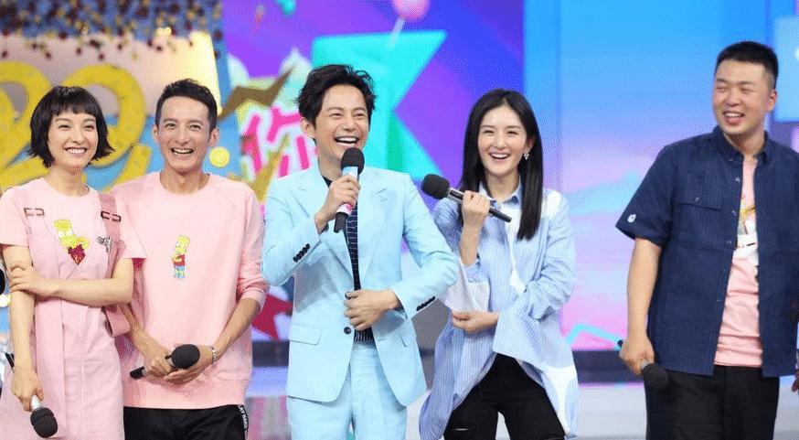 《快乐大本营》被誉为观众的快乐源泉,舞台上的5个主持人给无数观众留