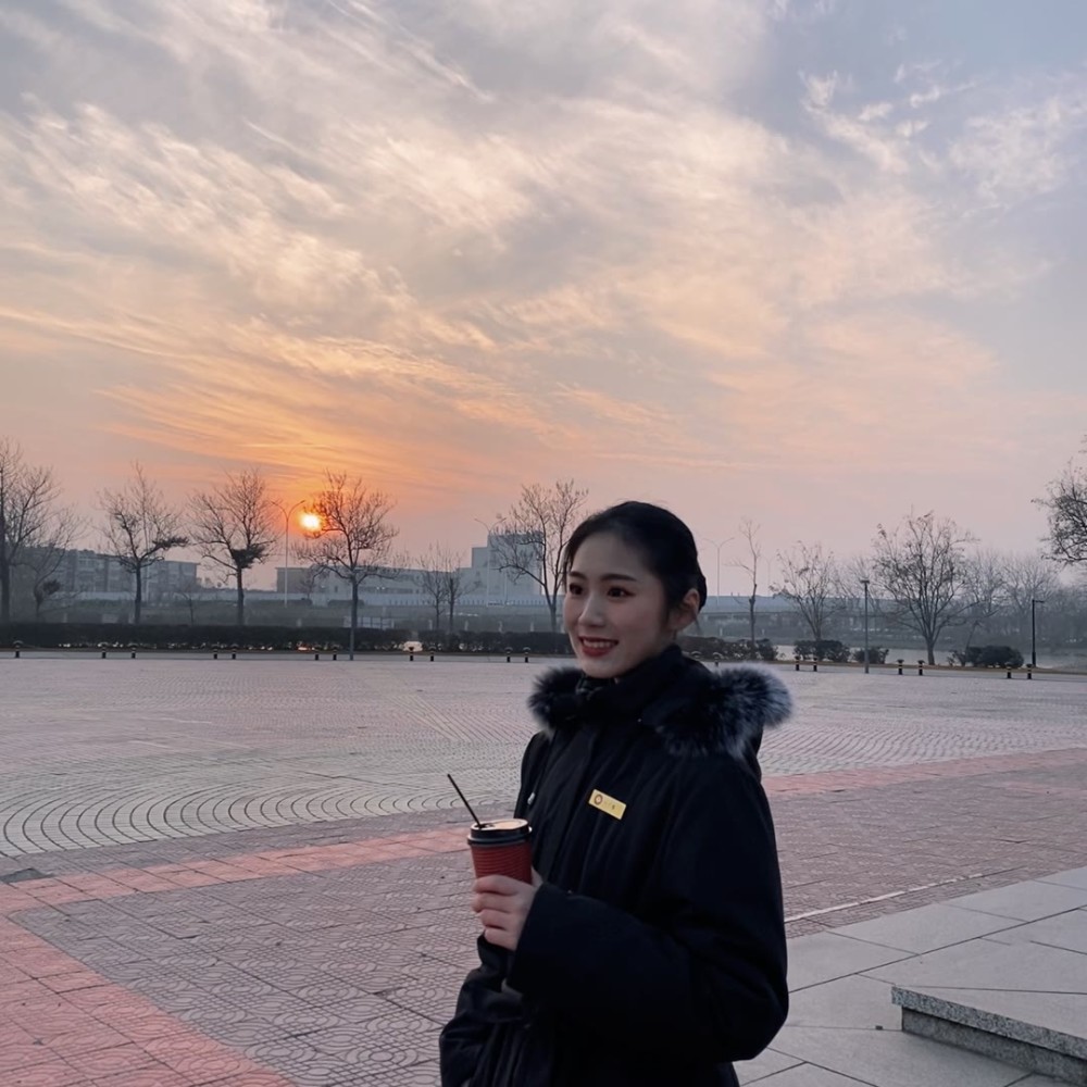 中国民航大学空乘专业女生写真,冬季校园里最美的色彩