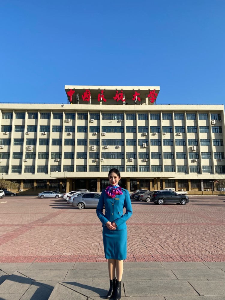 中国民航大学空乘专业女生写真,冬季校园里最美的色彩