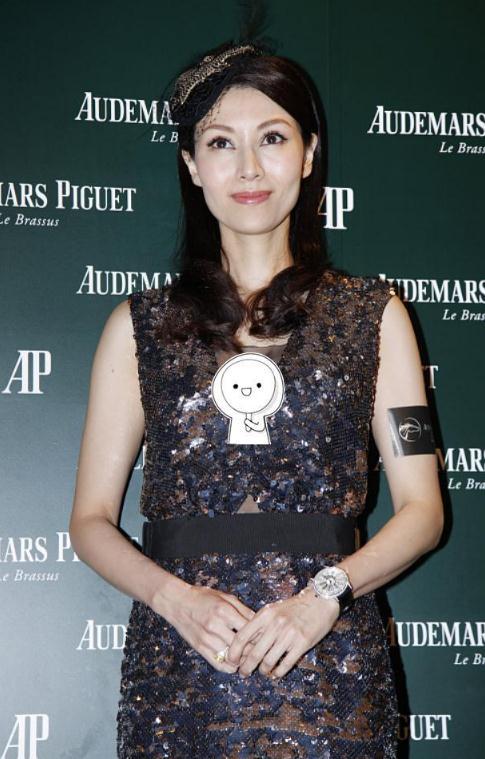 50岁李嘉欣长得真好看,穿亮片修身裙装勾勒小蛮腰,颜值无人可比!