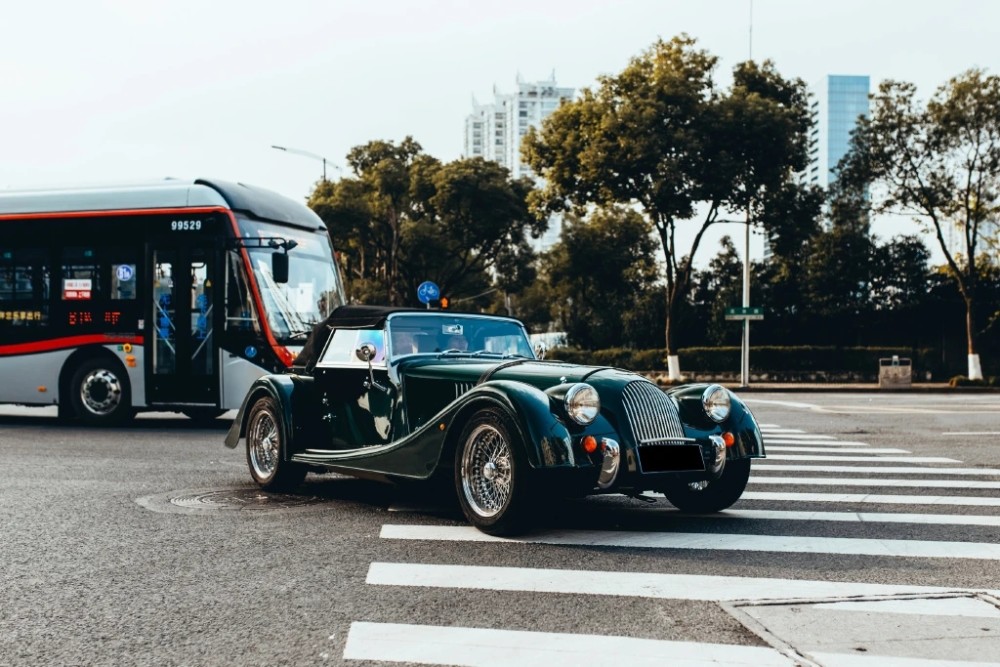 外形复古如同老爷车,摩根roadster一台别具一格的跑车