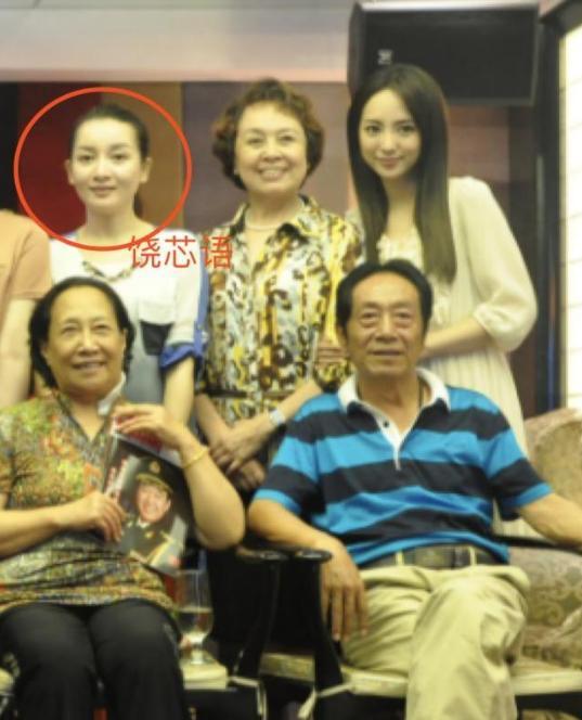 女演员 饶芯语早就习惯了这种眼神,因为她嫁给了大她37岁的 王奎荣