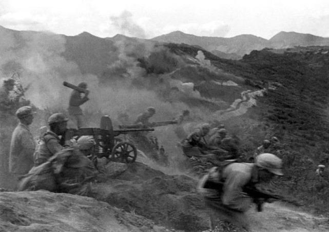 志愿军发起进攻,画面中的重机枪正是苏式郭留诺夫重机枪