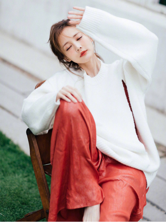 李一桐的"盛世美颜"真是绝了!时尚简约的搭配,清新少女感十足