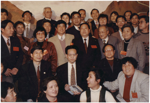 90年代红极一时的"气功大师"严新:被当众揭穿后,狼狈逃往国外