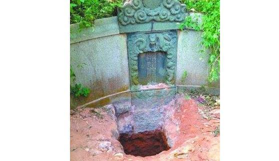江苏挖掘出一夫妻合葬墓,棺椁漂浮2米多深,专家:这是朱棣女婿