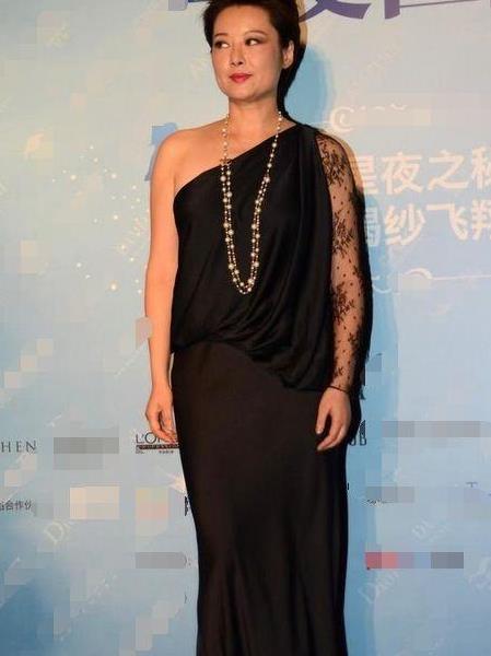 袁立47岁状态很真实,脸发福身材臃肿,俨然一个普通大妈!