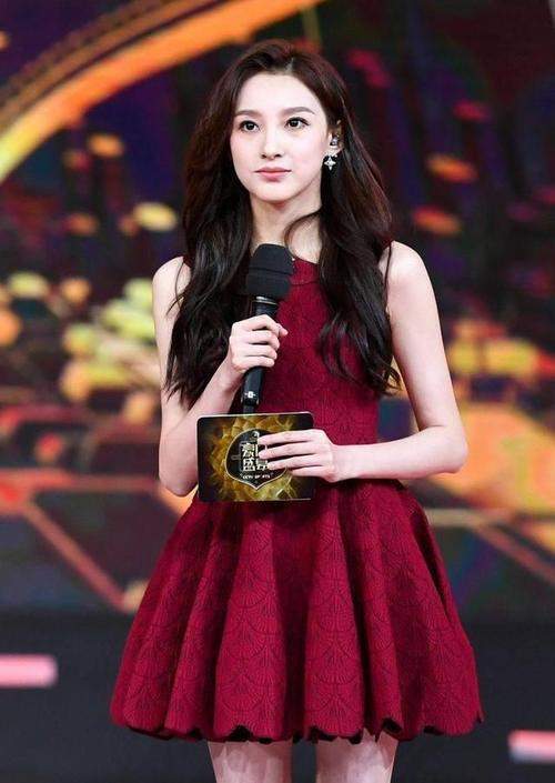 央视美女马凡舒,走秀泳装意外滑落,却淡定走完全程:谁
