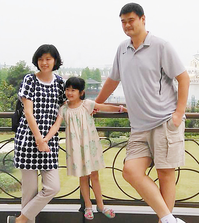 著名篮球巨星姚明在个人社交平台,晒出了与父母及妻子,女儿的合照