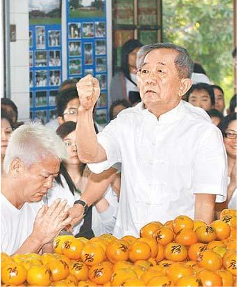 为赌王续命,说邓丽君"报应",风靡新马港台的白龙王有多"神"