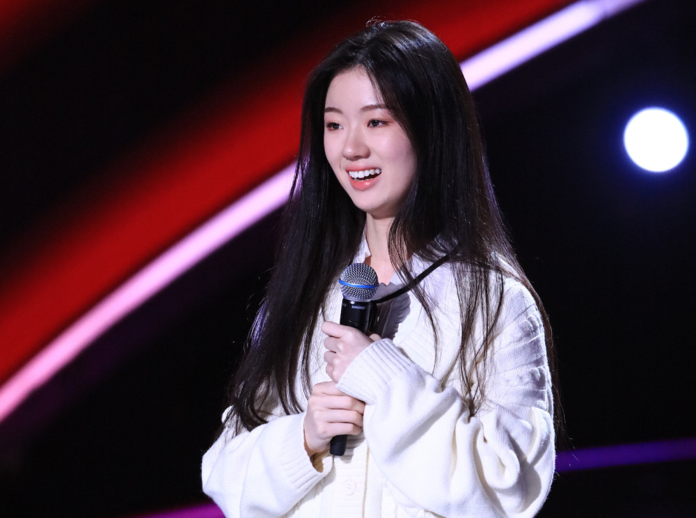 李健说:单依纯在唱歌时像换了一个人,有独特的灵魂,她前途不可限量