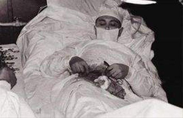 1961年,他在南极感到肚子疼痛难忍,精通医术的他切开