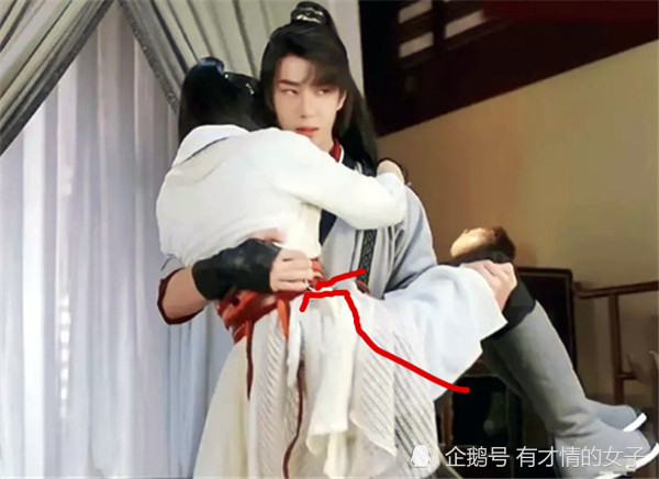 王一博公主抱赵丽颖,谁注意他手放的位置,教养是装不出来的