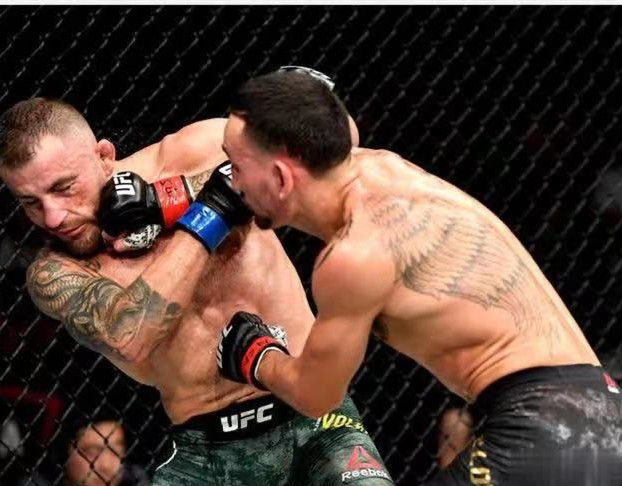在今年的ufc251上,霍洛威与亚历山大进行了二番战,二番战的结果最终